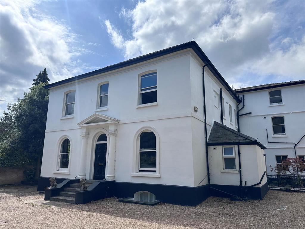 Woburn Hill, Addlestone 1 bed flat £1,250 pcm (£288 pw)