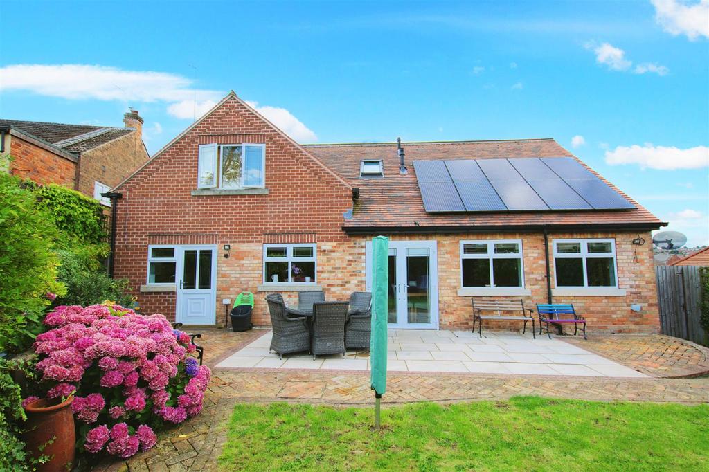 Brookwood Crescent, Carlton, Nottingham 3 bed detached house for sale