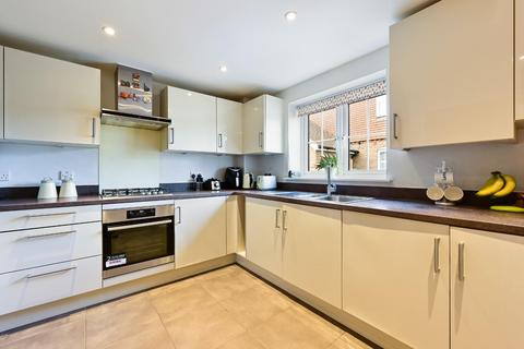 2 bedroom flat for sale - Preston Manor Road, Tadworth