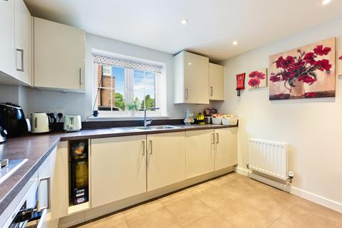 2 bedroom flat for sale - Preston Manor Road, Tadworth