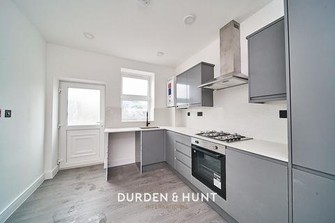 Studio to rent - Kingsland High Street, London