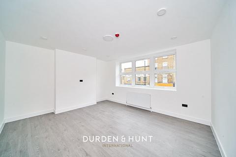 Studio to rent - Kingsland High Street, London