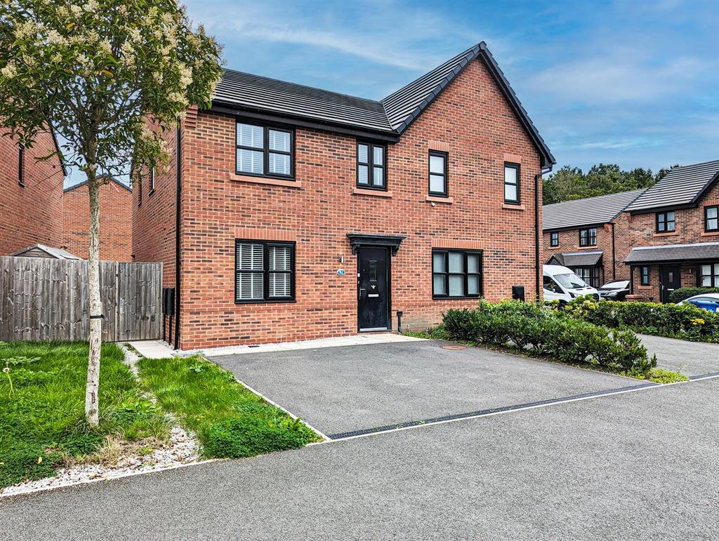 Tiverton Avenue, Leigh 3 bed semidetached house for sale £225,000