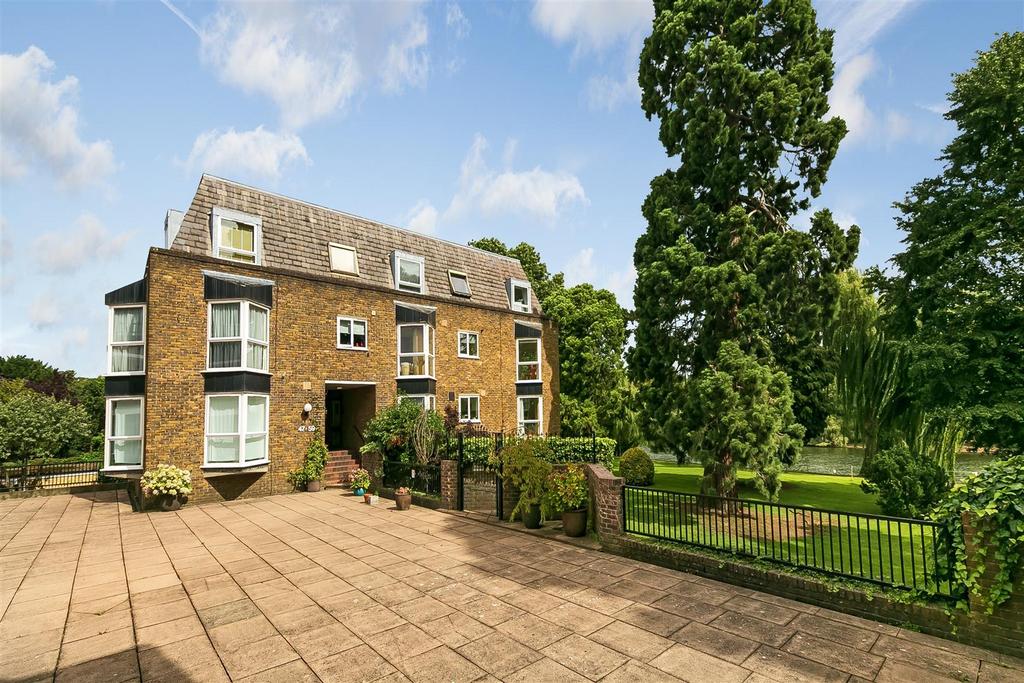 Twickenham Road, Teddington 2 bed apartment to rent £2,300 pcm (£531 pw)