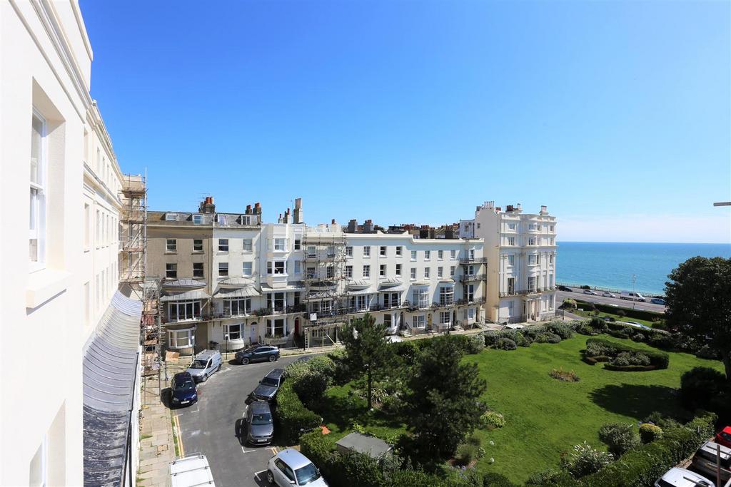 Marine Square, Brighton 2 bed flat - £1,595 pcm (£368 pw)