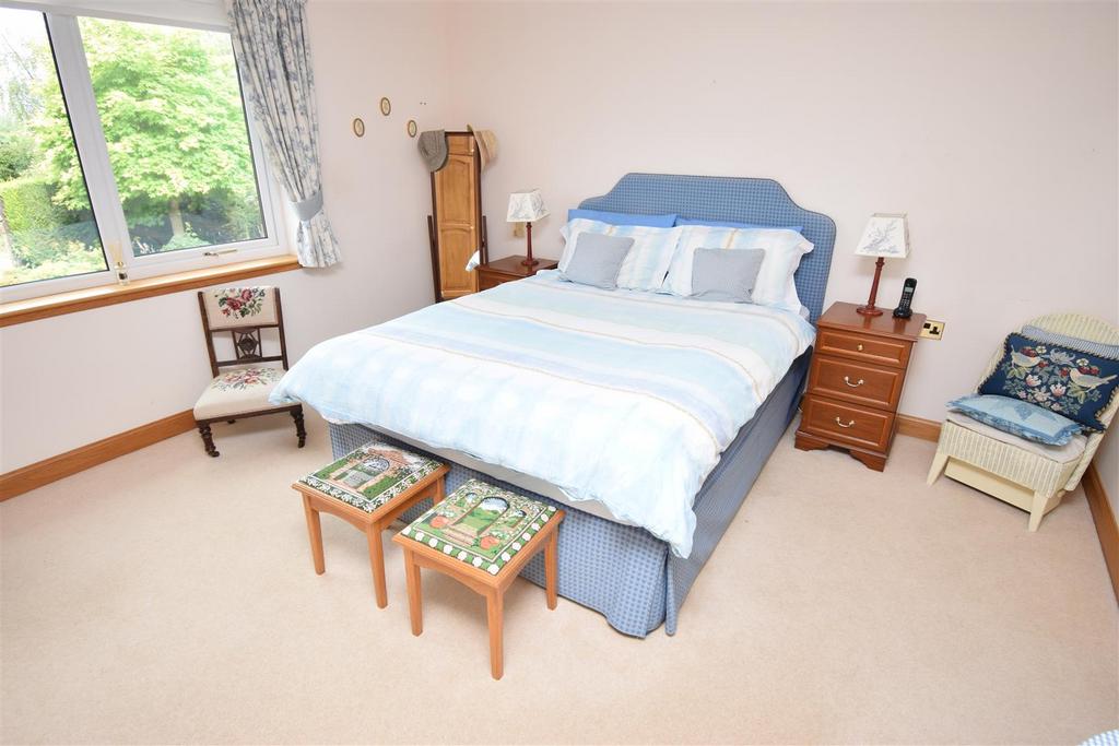 Downstairs bedroom (2).jpg