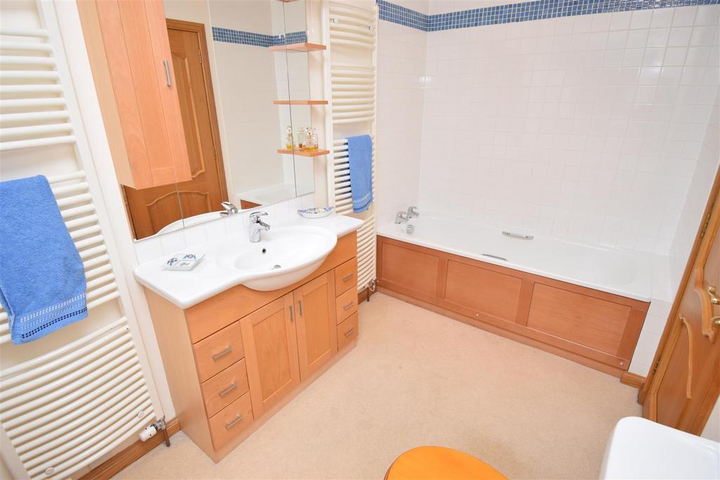 En suite bathroom(2).jpg