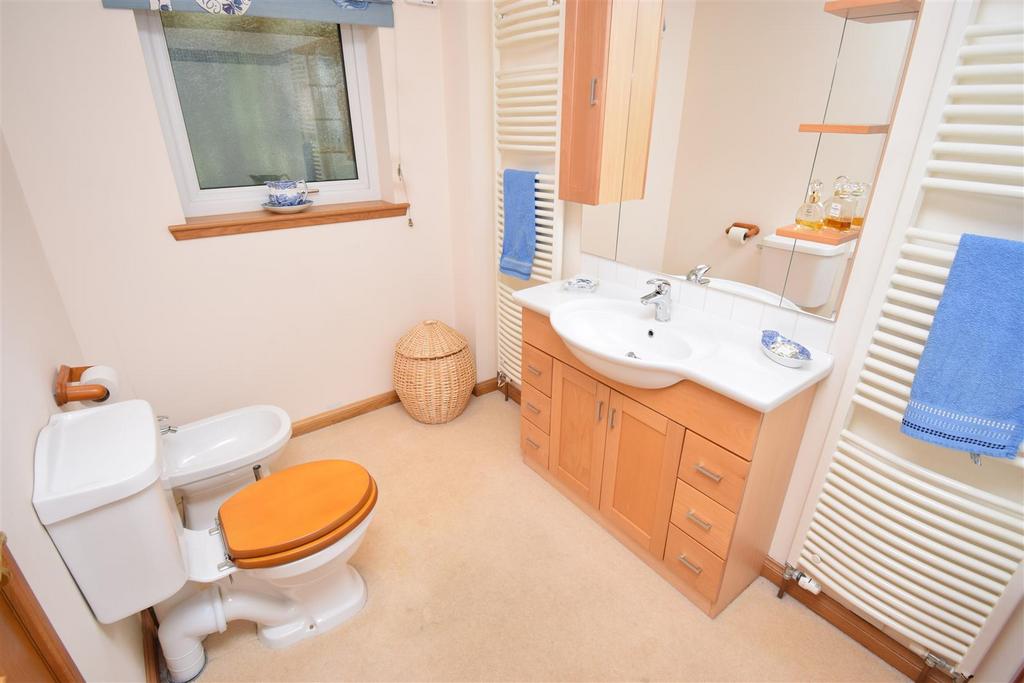 En suite bathroom (2).jpg