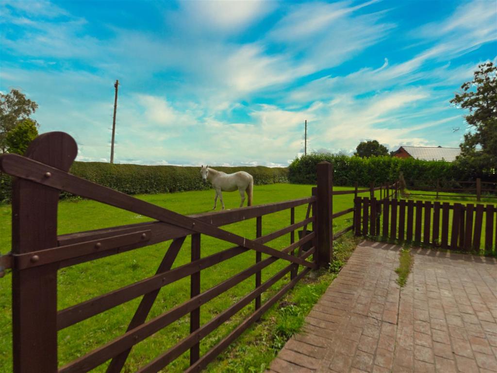 90 Sutton Spring Wood, Temple Normanton, Chesterfield, Derbyshire 3 bed