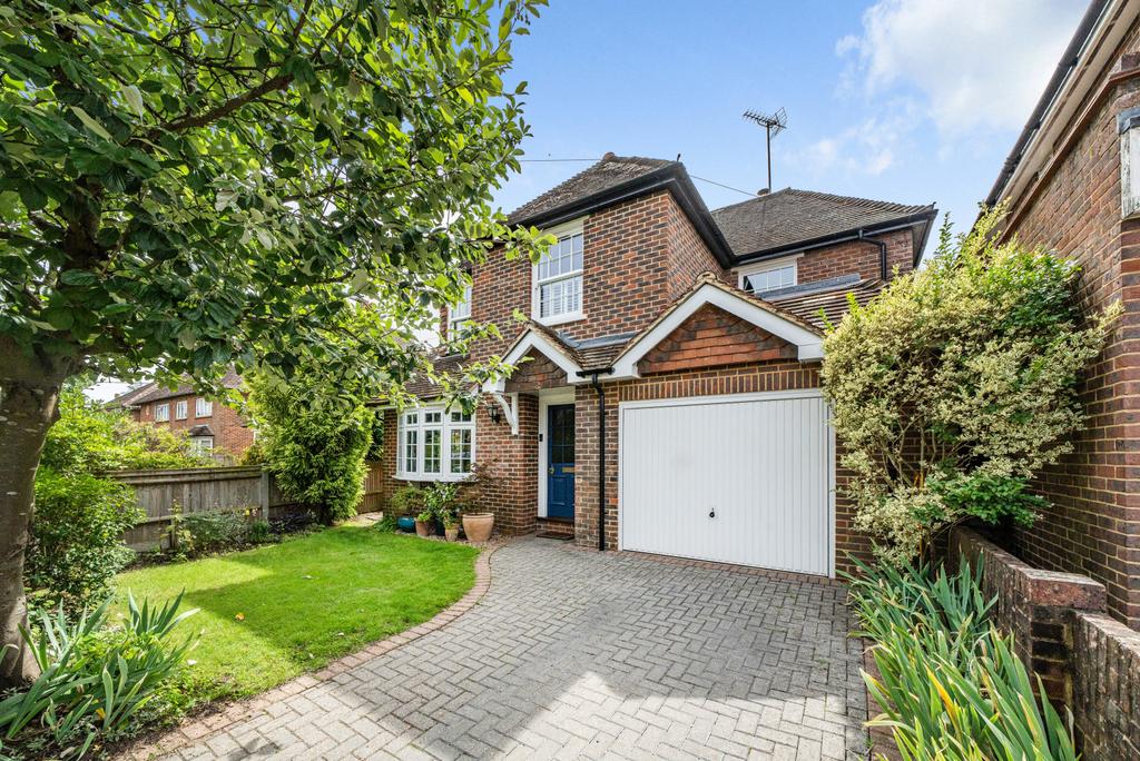 Milford Road, Elstead, GU8 4 bed detached house for sale £740,000