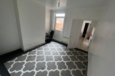 3 bedroom terraced house for sale - 100 Hartopp Road, Clarendon Park, Leicester, LE2 1WF