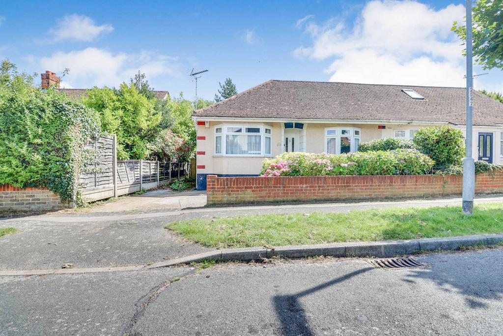 Glenmere Park Avenue, Thundersley, SS7 2 bed bungalow £1,400 pcm (£