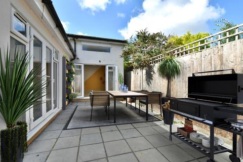 3 bedroom bungalow for sale - The Acorns, Ambleside, Bromley, BR1