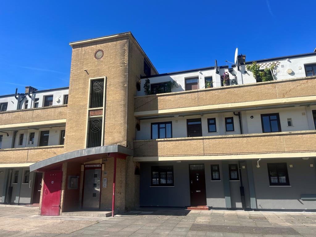 Shirley House Drive, Charlton, London, SE7 3 bed flat for sale £300,000