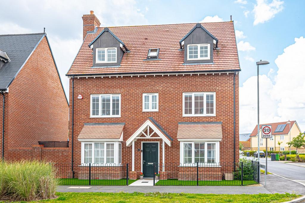 Elizabeth Gardens, Rochford, SS4 5 bed detached house for sale £700,000