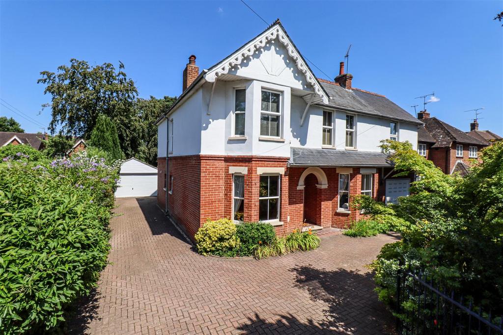 Reading Road South, Fleet GU52 4 bed detached house for sale £950,000