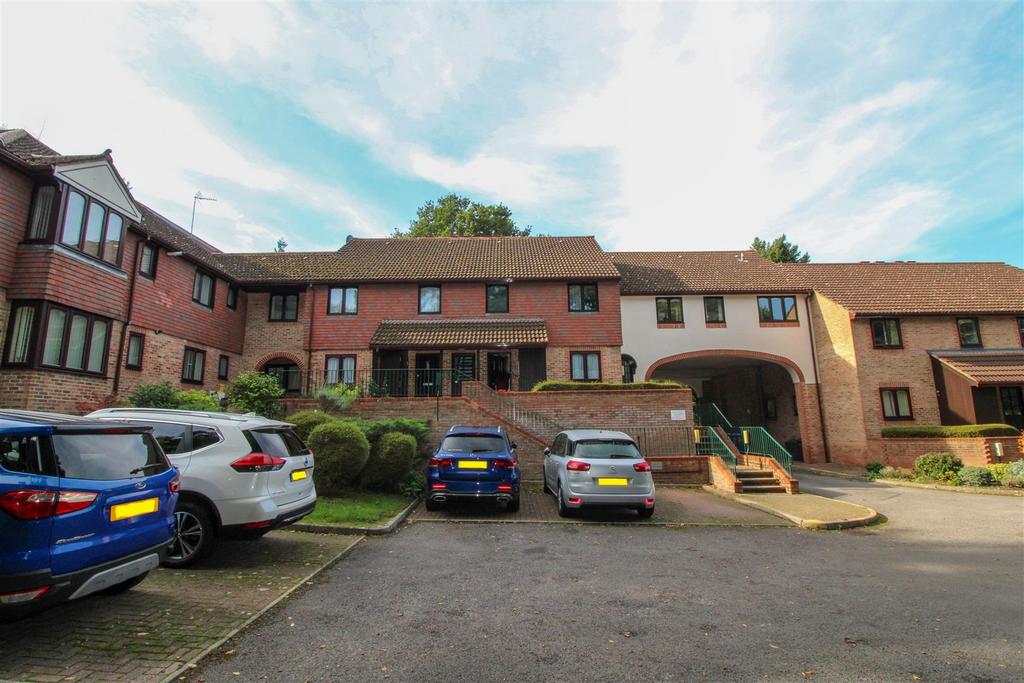 Salisbury Road, Farnborough GU14 2 bed apartment for sale £125,000