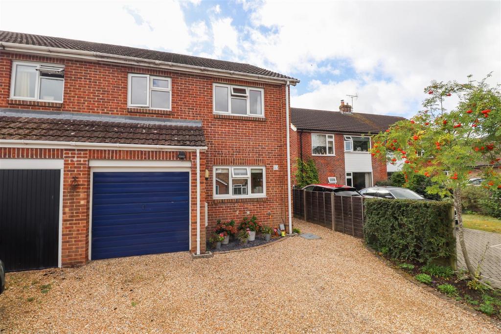 Compton Road, Fleet GU52 3 bed semidetached house for sale £450,000