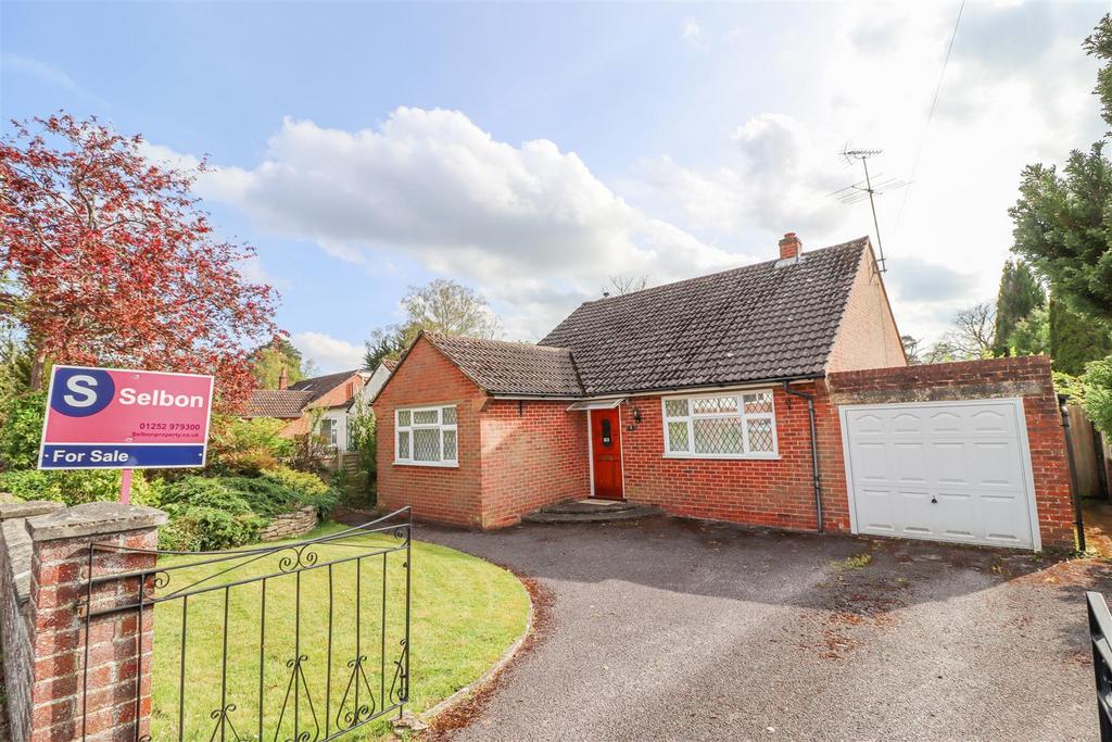 Velmead Close, Fleet GU52 3 bed bungalow for sale £500,000