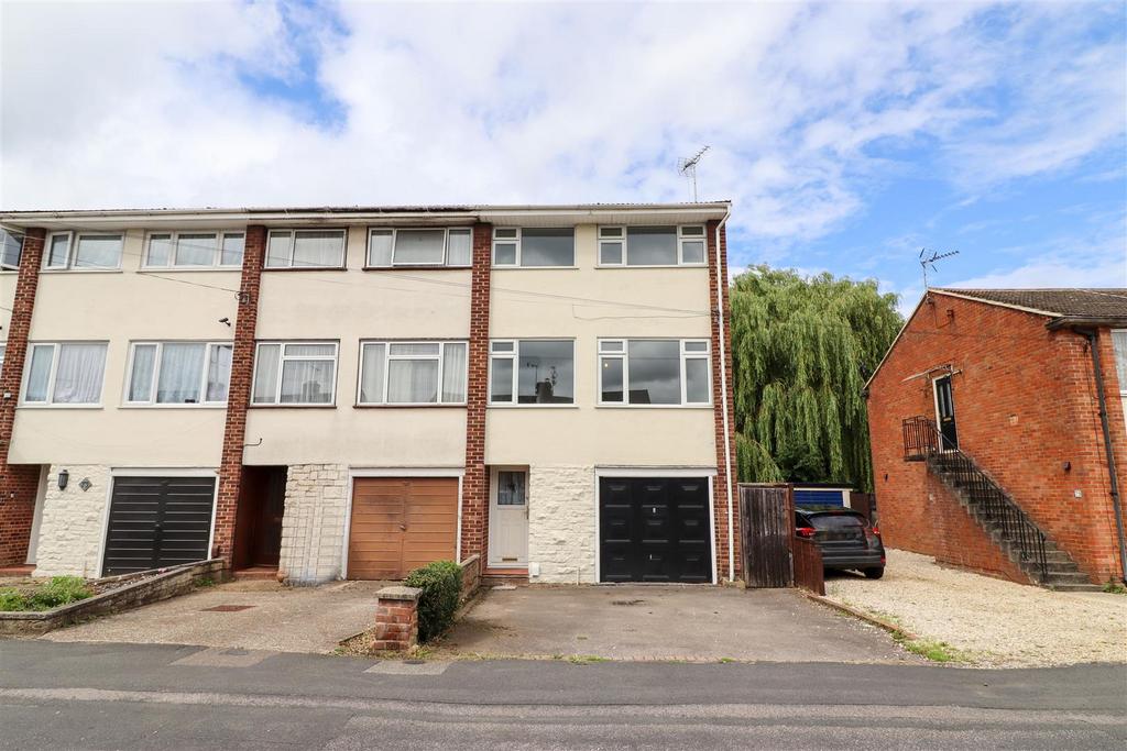 Giffard Drive, Farnborough GU14 3 bed townhouse for sale £350,000