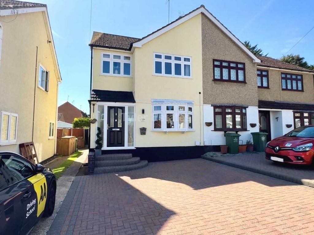 Passingham Close, Billericay CM11 3 bed semidetached house for sale £449,500