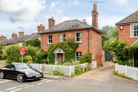 4 bedroom detached house to rent, Winkfield Row, Winkfield Row, Bracknell, Berkshire