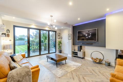 23 Shepherds Way, Rickmansworth, WD3 7NN