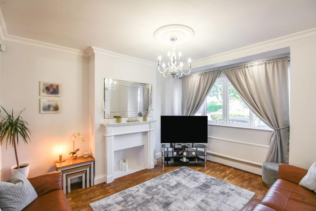 Willow Road, Enfield, EN1 3 bed semidetached house £2,850 pcm (£658 pw)