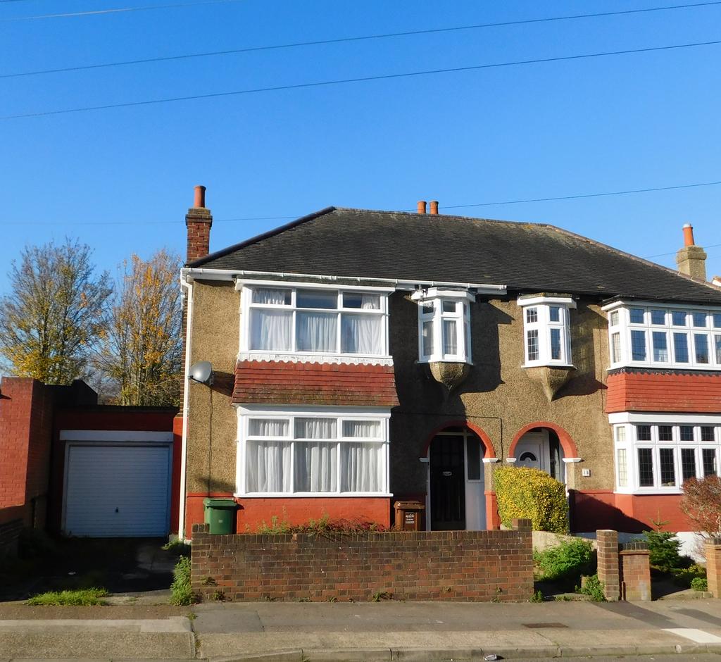Jackson Avenue, Rochester ME1 1 bed ground floor flat £875 pcm (£202 pw)