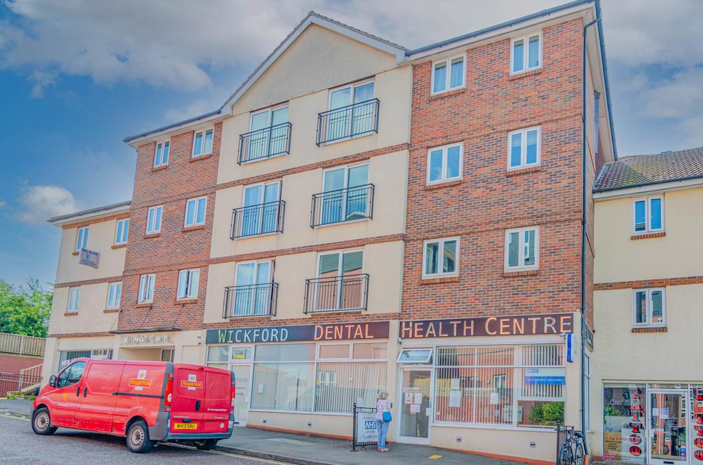 Riverside Court, SS11 8AW 2 bed flat £1,200 pcm (£277 pw)