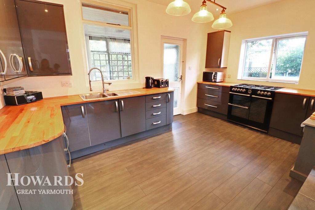 Osborne Avenue, Great Yarmouth 4 bed detached house for sale £400,000