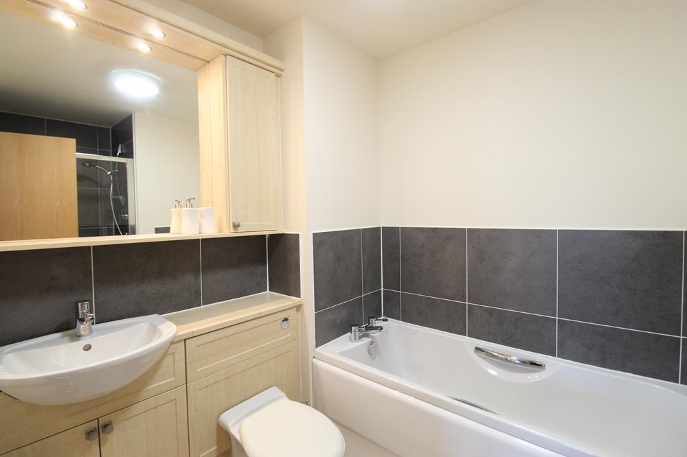 Ensuite (bed 1)