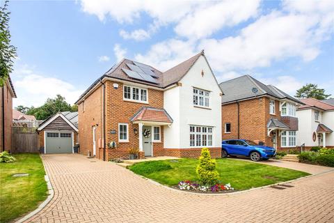 4 bedroom detached house for sale - Coniston Avenue, Haywards Heath, West Sussex, RH17
