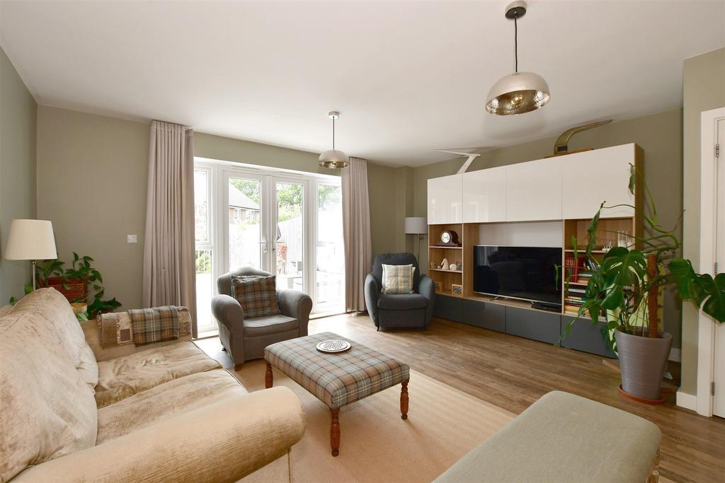 Longhurst Avenue, Cranleigh, Surrey 3 bed semidetached house £590,000