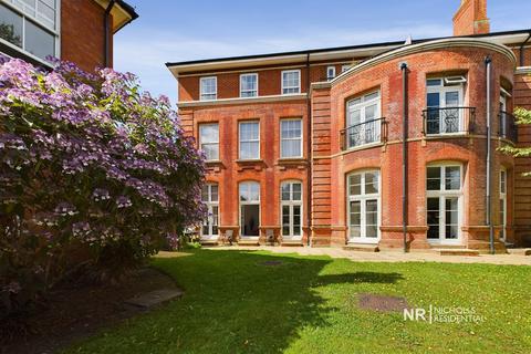 Flat 5, Canterbury House Queen Alexandras Way, Epsom, KT19 7DW