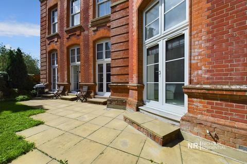 Flat 5, Canterbury House Queen Alexandras Way, Epsom, KT19 7DW
