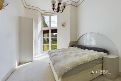 Flat 5, Canterbury House Queen Alexandras Way, Epsom, KT19 7DW