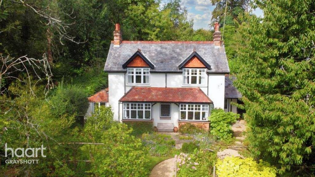 Beech Hill, Headley Down 4 bed detached house for sale £825,000