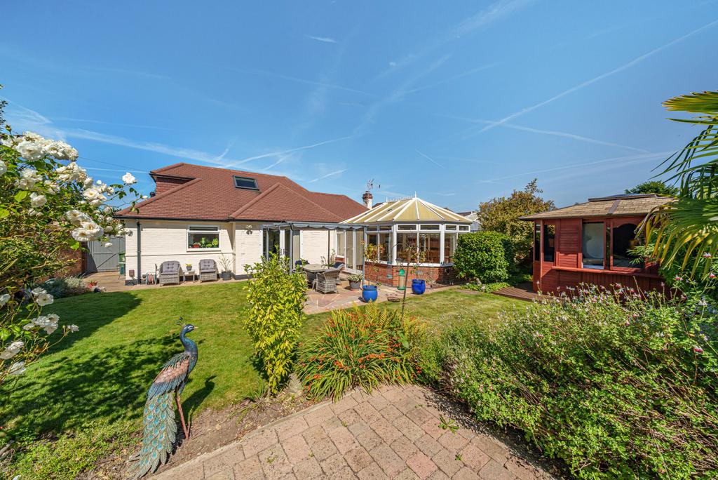 Kilmiston Avenue, Shepperton, TW17 5 bed detached house £950,000