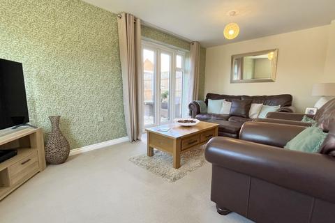 3 bedroom semi-detached house to rent, Reeds Way, Loddon