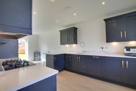 4 bedroom detached house for sale - Upwood Road, Bury