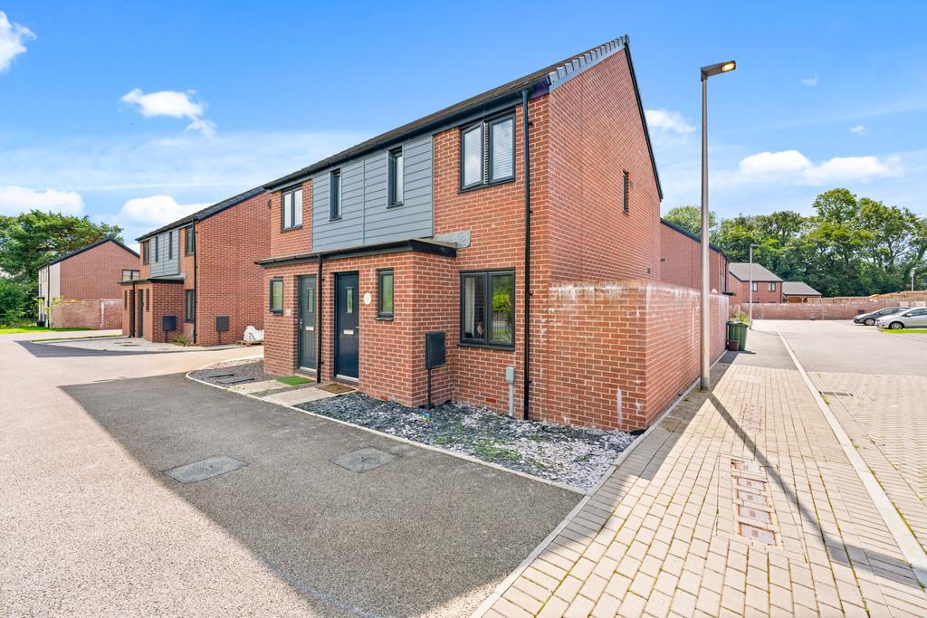 Llys Illtern, Capel Llanilltern, Cardiff 2 bed semidetached house for