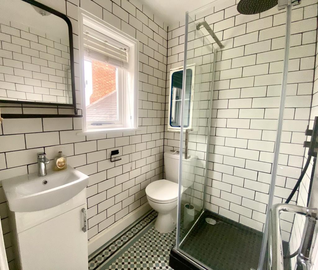 Bedroom 2 loo