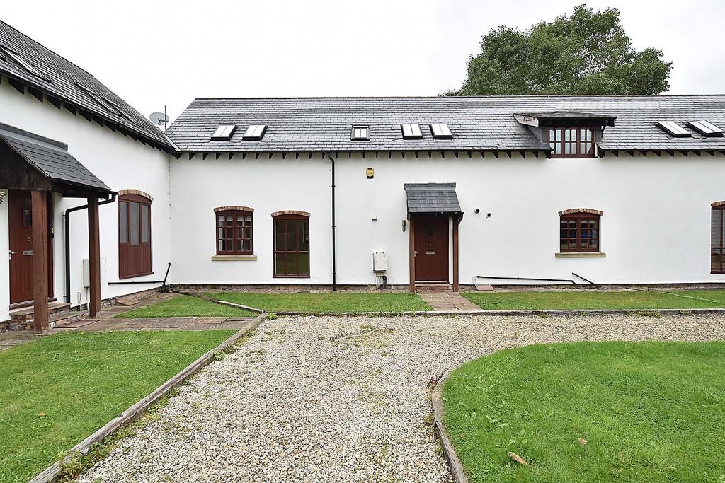 Middlewich Road, Holmes Chapel, Crewe 4 bed barn conversion £1,895