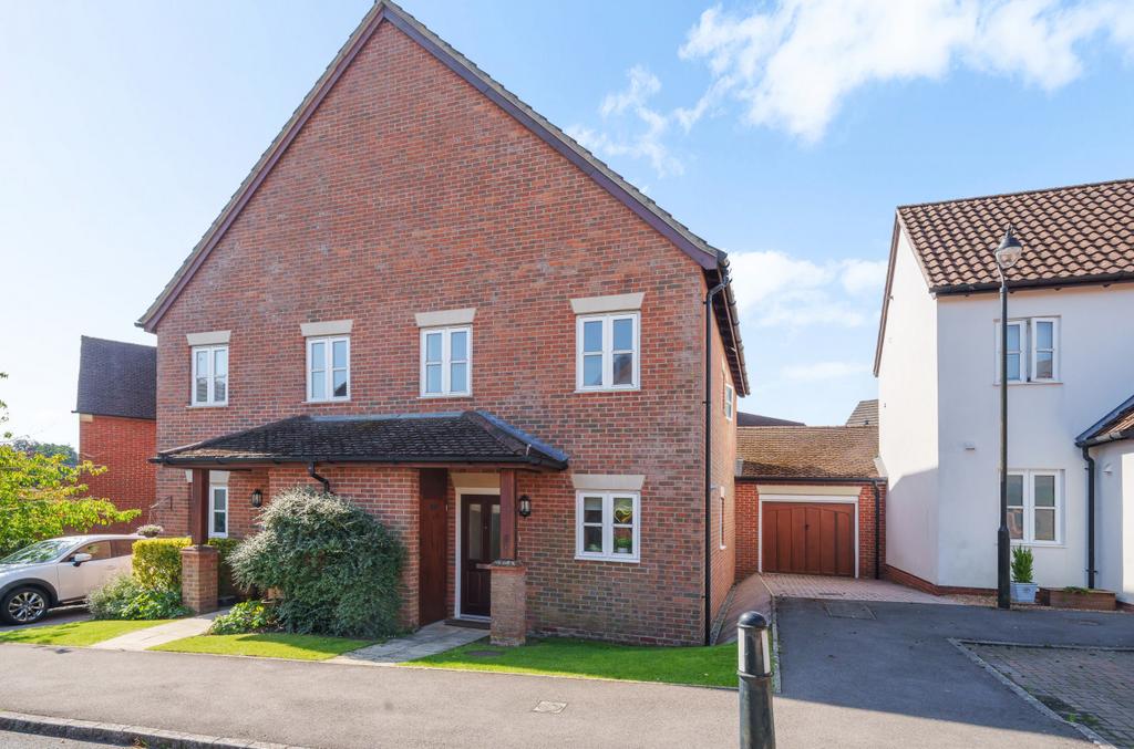 Kiln Avenue, Haslemere, GU27 4 bed semidetached house for sale £522,500