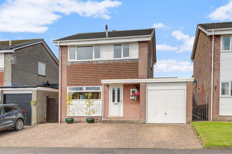 9 Kinloch Avenue, Stewarton, KA3 3HF 3 bed detached villa £170,000