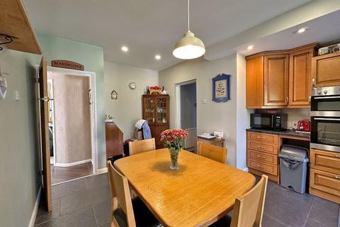 4 bedroom semi-detached house for sale - WOMBOURNE, Bratch Lane