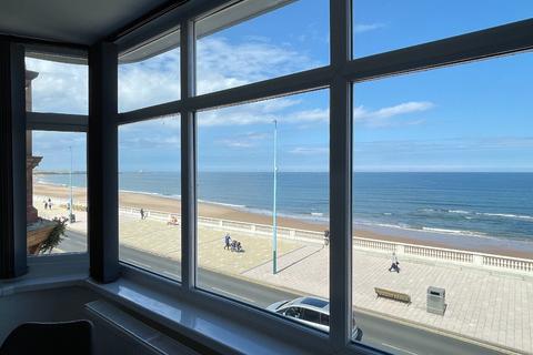 2 bedroom apartment to rent, Seaviews Apartment, Promenade, Whitley Bay.  * HOLIDAY LET APARTMENT *