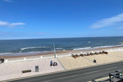 2 bedroom apartment to rent, Seaviews Apartment, Promenade, Whitley Bay.  * HOLIDAY LET APARTMENT *