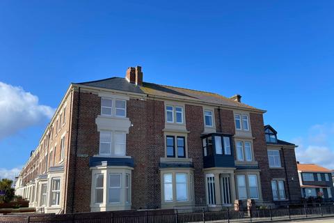 2 bedroom apartment to rent - Grand Parade, Tynemouth.  *  HOLIDAY LET APARTMENT *